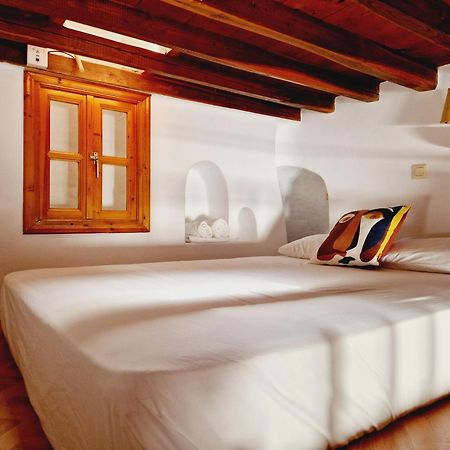 Bright & Relaxing Loft With Attic Room In The Heart Of Mykonos City Mykonos Town Rum bild